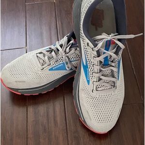 A runners dream or even a walker. Lightweight, low absorption for any terrain.